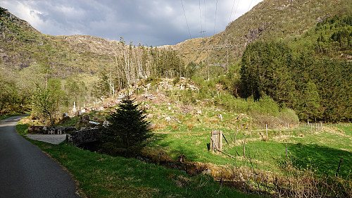 The trail for Ulskebjørnen starts just after passing the gate on the far right