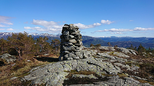 The cairn northeast of the summit of Strandafjellet