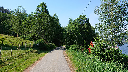 Separate walking and cycling trail south of Kalandsvatnet