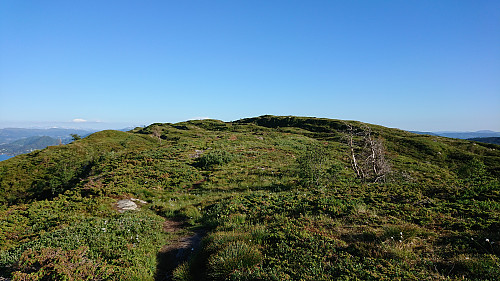 Approaching the northern cairn at Krossane