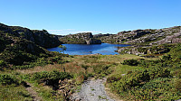 Vågsvatnet. Trail heads left.