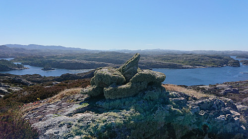 Cairn just southeast of Idlefjell. Tysnessåta in the far background.