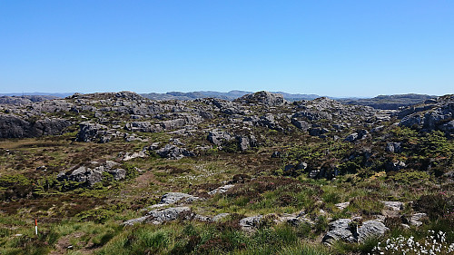 Ørnhaugen (antenna, left), Pyttane (backgr. center) and Storafjellet (backgr. right).