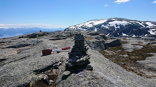 Høganovi with Tveitakvitingen to the right