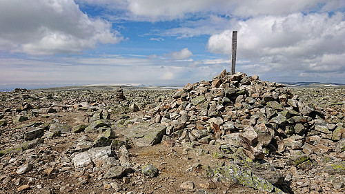 The cairn at the summit of Prestholtskarvet