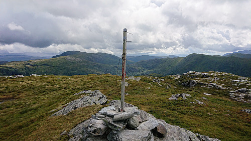 The summit of Stongfjellet with Bruviksnipa to the left