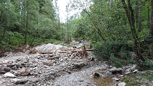 Between Munkebotsvatnet and Langevatnet. Usually there is only a small stream here...
