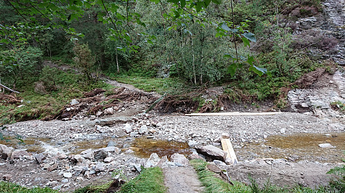 The bridge towards Sandvikshytten just below the dam was taken by the flood