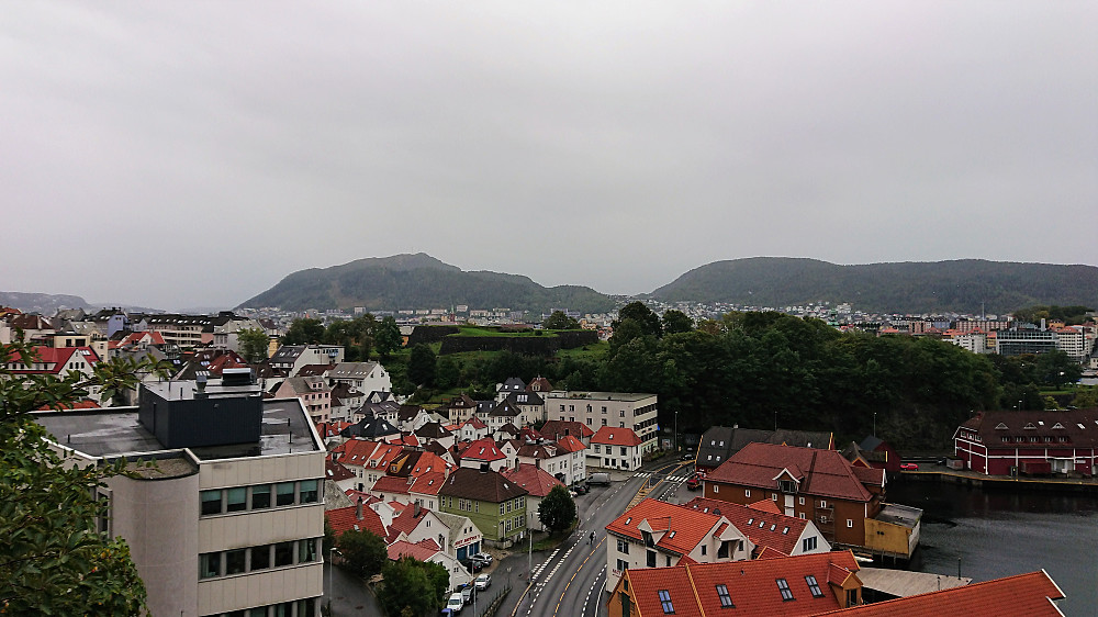 View towards Løvstakken and Damsgårdsfjellet from in front of Rothaugen skole. Sverresborg in the foreground.
