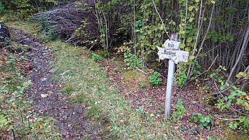 The marked trailhead at Rambergsstølen
