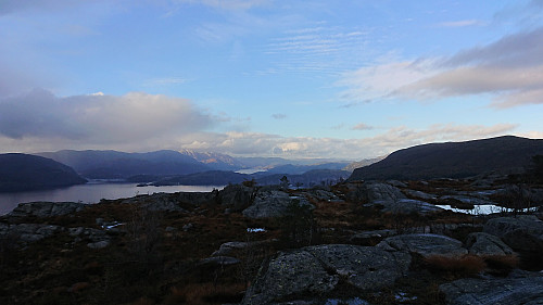 View north from Bogafjellet. Left: Sveningen and Gullfjellet. Right: Fusafjellet.