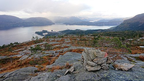 Trail toward Fusa and the ferry at Venjaneset