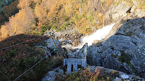 Back down the steep stairs to the waterfall below Øvrebotnen...