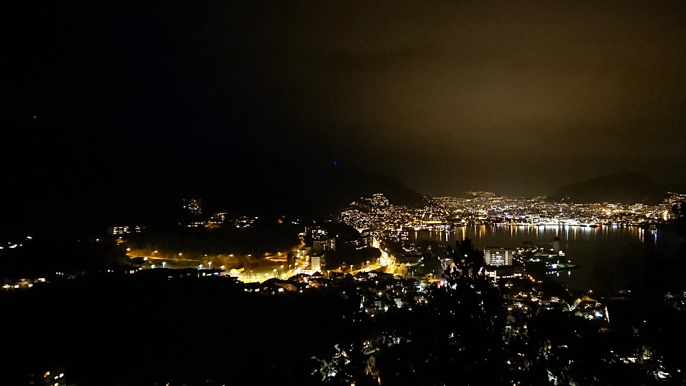 From Furukammen toward the city center. The red light in the upper left corner is the antenna at Rundemanen, while the blue light in the center is the antenna at Ulriken.
