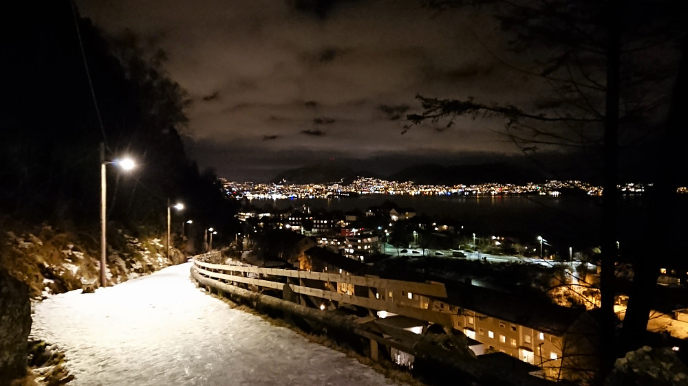 Looking back at the icy road up to Hellen festning