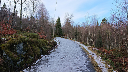 The icy road up to Kvarven Fort