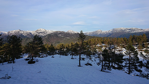 Northeast from the descent from Snøyo