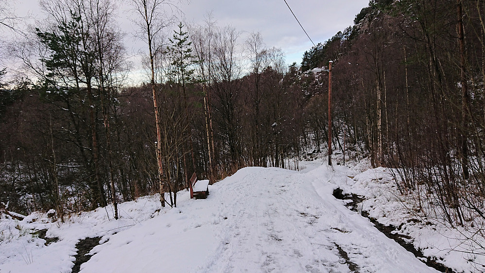The gravel road towards Hellen festning