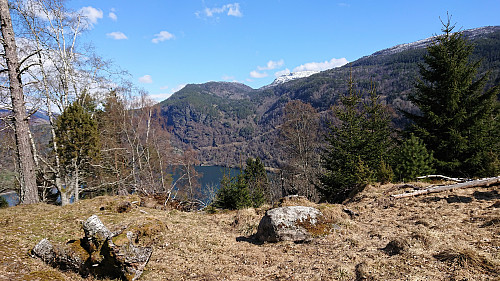 View before starting the descent. Solvornnipa covered in snow in the background.
