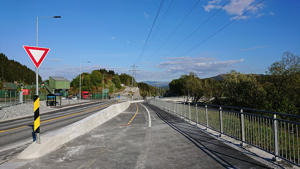 Looking back at the new cycling path in Salhusveien. Currently it ends next to the recycling station. Hopefully it will be extended all the way to Støbotn.