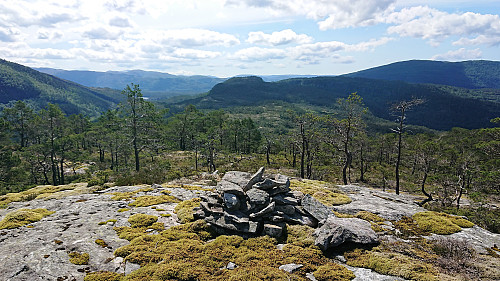 The cairn at Sørkletten (not at the highest point) with Klubben in the background