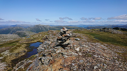 The cairn at Storafjellet. Dystingen in the background left.
