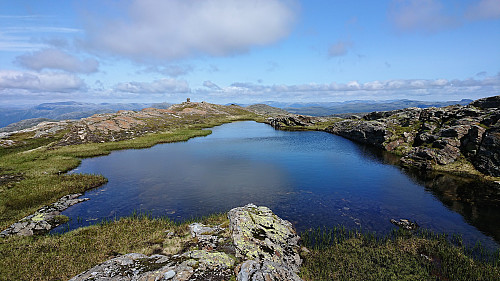 Lake south of the cairn at Gløvret
