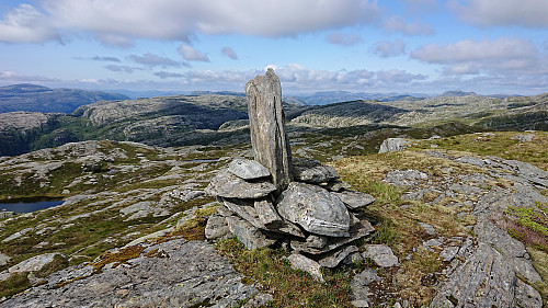 Western cairn at Grånipa. View north.