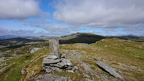 Western cairn at Grånipa with Gløvret in the background.
