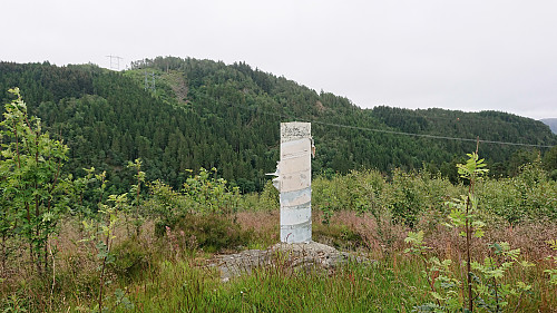 The cairn at Råvarden with Stendafjellet in the background