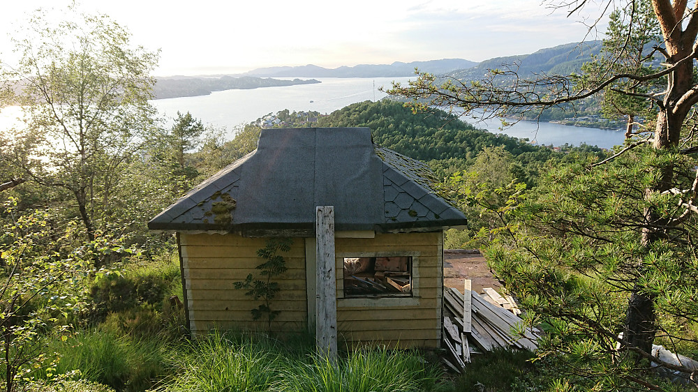 The decaying cabin north of Ørneberget NV with Fagerdalsfjellet in the background
