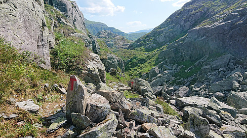 Marked trail toward Skeiskvanndalsvatnet