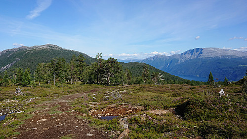 Tractor road down from Bjørnstigfjellet with Lingesetfjellet (left) and Bleia (right)