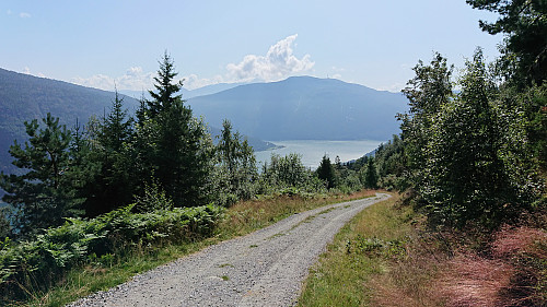 Gravel road down from Hølsete