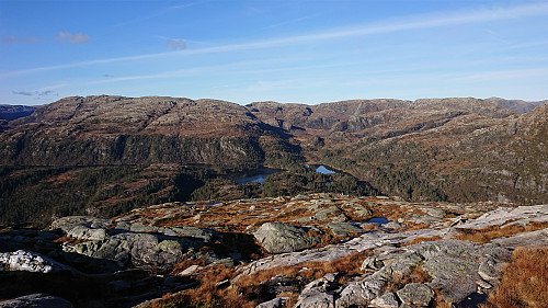 Descending from Steinhusfjellet. Tverrvassfjellet to the left.
