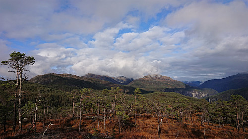 View north from the descent with Storlifjellet (left) and Raunefjellet (right)