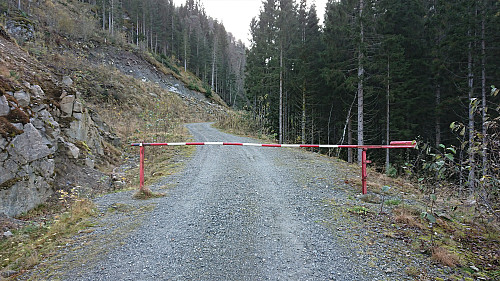 Looking back at the locked barrier at the bottom of Mykkeltveitvegen