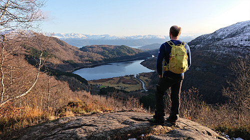 Endre with Fitjadalsvatnet in the background