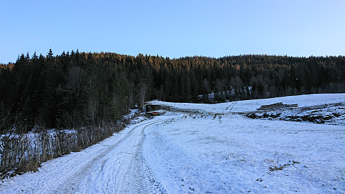 Gravel road toward Sonvesåsen