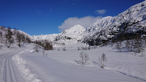 Steinskvanndalsvatnet and Fotasperrnuten