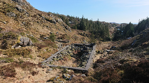 Remains of an unnamed building in the valley between Lavet and Lavet SØ