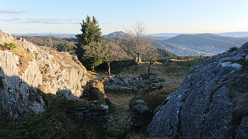 The ruins of Ly with Løvstakken and Damsgårdsfjellet in the background
