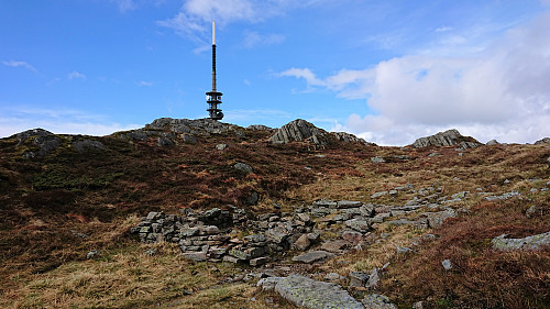 The ruins of Lemickahytten with the antenna at Ulriken in the backround