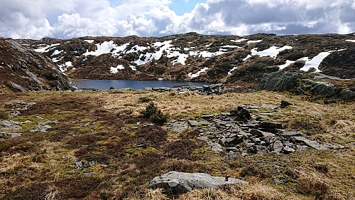 The ruins of Sæterjenten with Skomakervatnet in the background