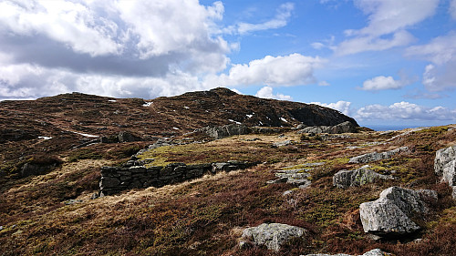 The ruins of Sæterjenten with Middagshøyden in the background