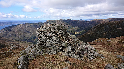 Large cairn north of the ruins of Sæterjenten with Rundemanen in the background