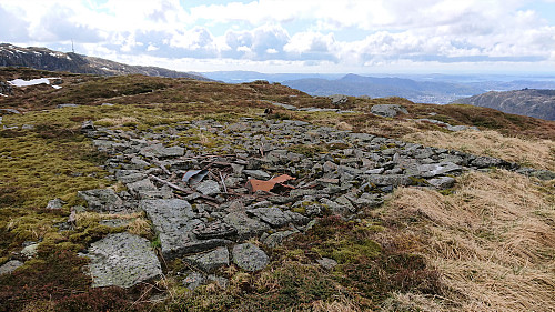 The ruins of Sangerhytten with Ulriken to the left and Fjellhytten at Søre Midtfjellet to the right