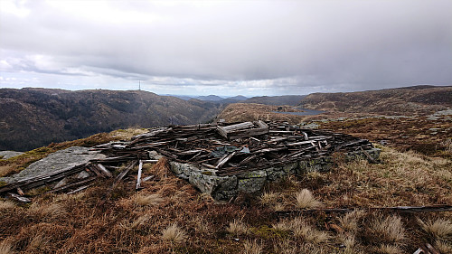 The ruins of Padden with Rundemanen and Langelivatnet in the background