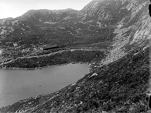 Bildet er tatt av Bergen kommunes anleggsavdeling mellom 1910 og 1919 og har tittelen "Anleggsarbeid på Storediket". En tidlig versjon av Nordmannshytten kan sees opp til høyre. Bildet er hentet fra Billedsamlingen Marcus UIB ubb-bs-ok-13152.