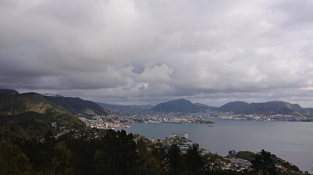 View towards the city center from Ørneberget. Note the snow at Ulriken to the upper left.